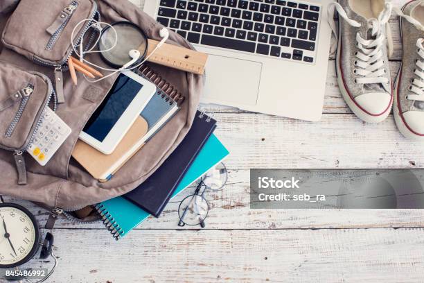 Zaino Con Provviste Scolastiche - Fotografie stock e altre immagini di Università - Università, Riapertura delle scuole, Materiale scolastico