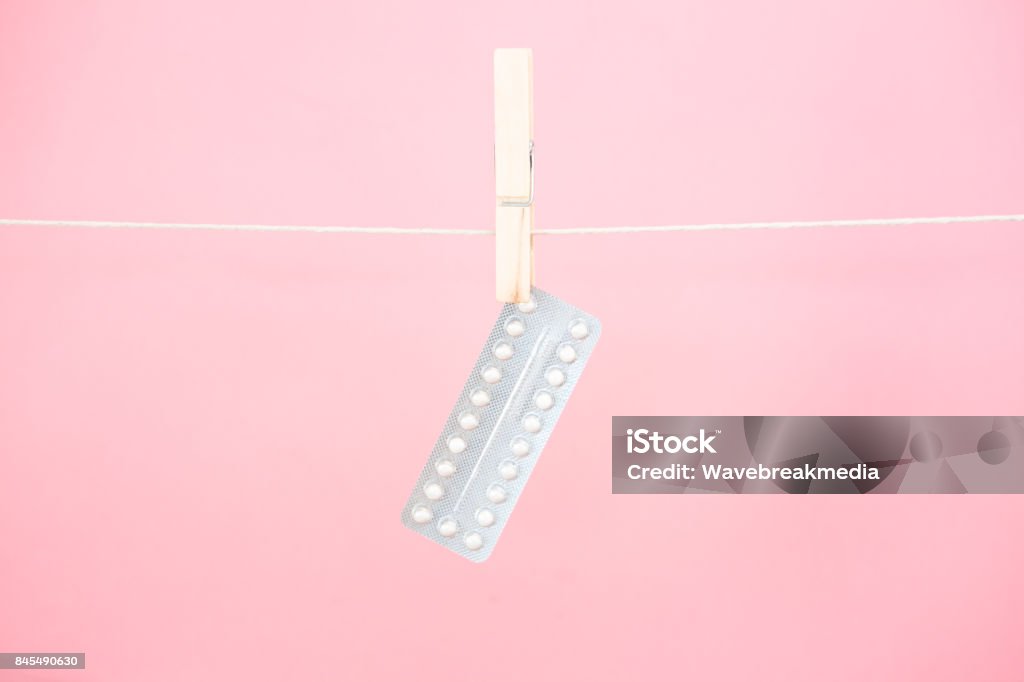 Pilule contraceptive blister pack accroché à la ligne - Photo de Contraceptif libre de droits