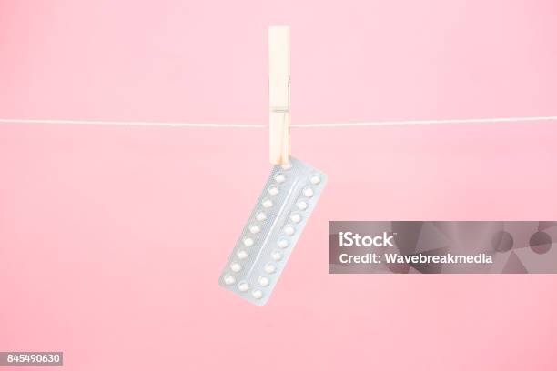 Photo libre de droit de Pilule Contraceptive Blister Pack Accroché À La Ligne banque d'images et plus d'images libres de droit de Contraceptif