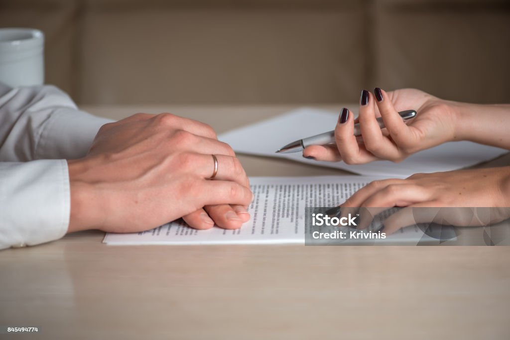 Händen der Vertragsparteien, eine Frau und ein Mann, die Unterzeichnung eines Vertrages - Lizenzfrei Scheidung Stock-Foto