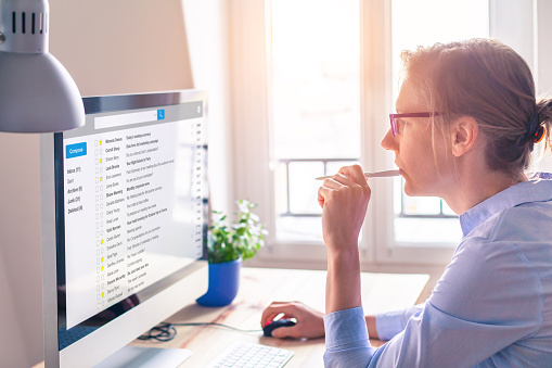 Persona de negocios mujer lectura de correo electrónico en la pantalla de la computadora en el trabajo photo