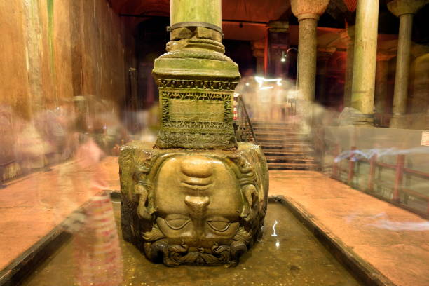 die basilika-zisterne im türkischen yerebatan sarnici, zisterne einsinken in den boden, seine größte rettende wasserstelle in der stadt bedeutet medusa statue dort befindet. - istanbul yerebatan saray reflection turkey stock-fotos und bilder