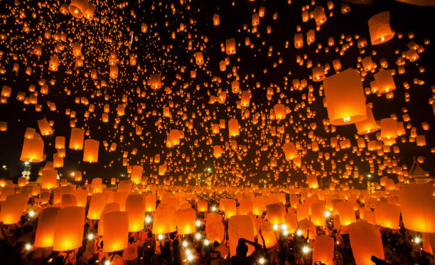 festival de año nuevo y yeepeng en tailandia - heat mid air flying float fotografías e imágenes de stock