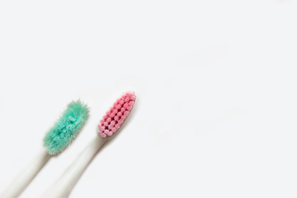 bon et le mauvais état de la brosse à dents sur un fond blanc. dentisterie de concept - toothbrush plastic multi colored hygiene photos et images de collection