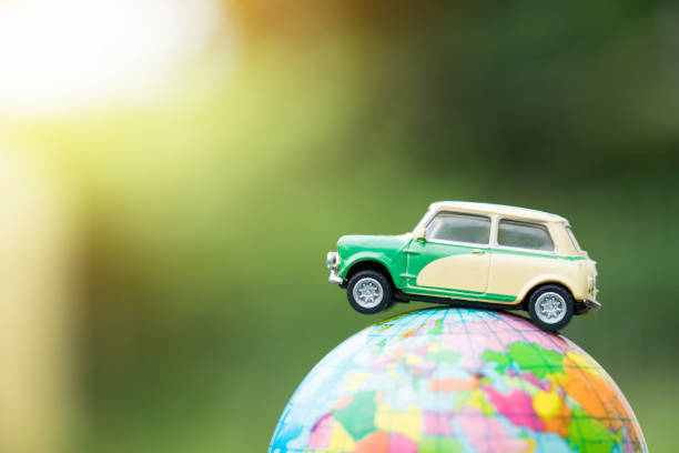 konsep perjalanan dan transportasi. mobil toy di balon peta dunia dengan latar belakang alam hijau. - miniatur bola potret stok, foto, & gambar bebas royalti