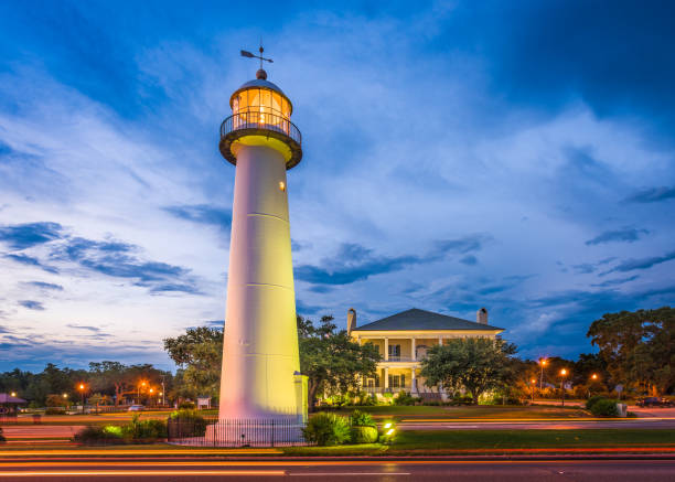 farol de biloxi, mississippi - boulevard sea water house - fotografias e filmes do acervo