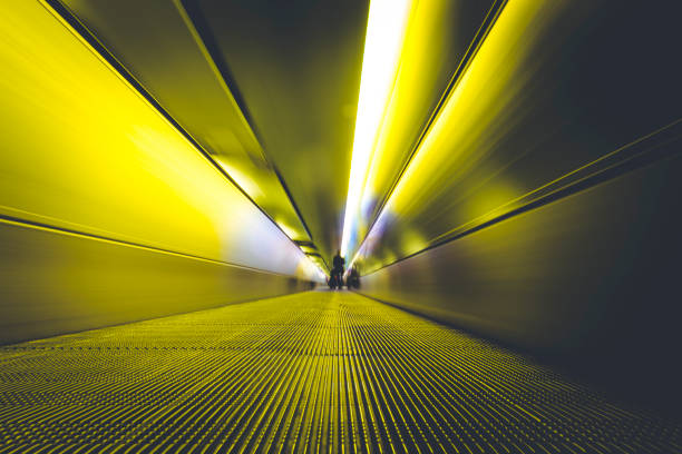 communter a passerella in movimento - moving walkway escalator airport walking foto e immagini stock