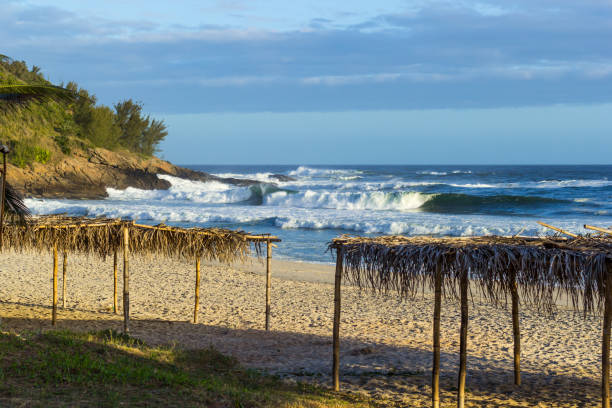 hermosa puesta de sol dorada en ponta negra beach - maricá - rio de janeiro, brasil. - lifeguard orange nature beach fotografías e imágenes de stock