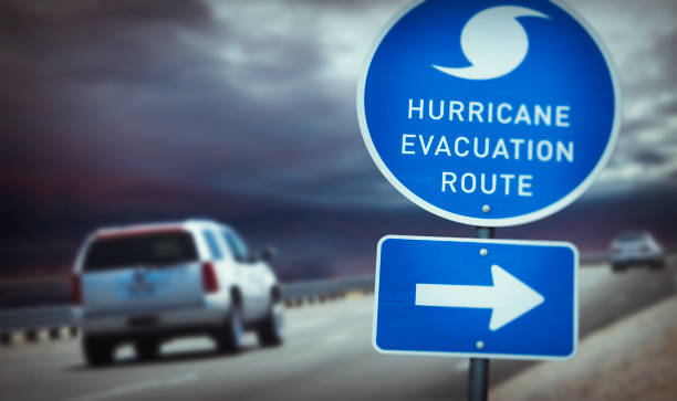 orkaan evacuatie route teken op snelweg - tyfoon fotos stockfoto's en -beelden