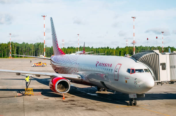 boeing 737 rossiya airlines, aeroporto pulkovo, russia san pietroburgo 18 luglio 2017 - window cockpit boeing 747 commercial airplane foto e immagini stock