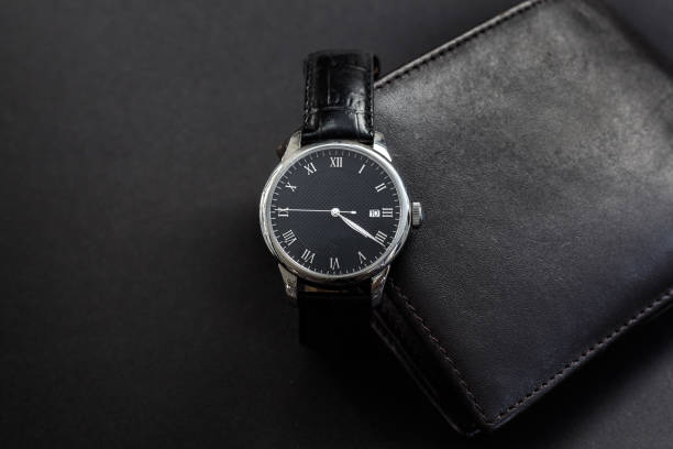 gros plan d’un luxe noir wristwratch - watch wristwatch clock hand leather photos et images de collection