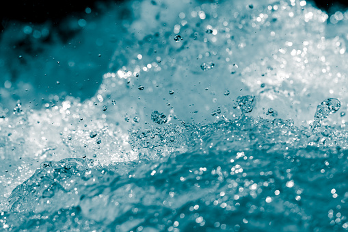 476734255 istock azul agua burbujeante debajo de las olas 845629472