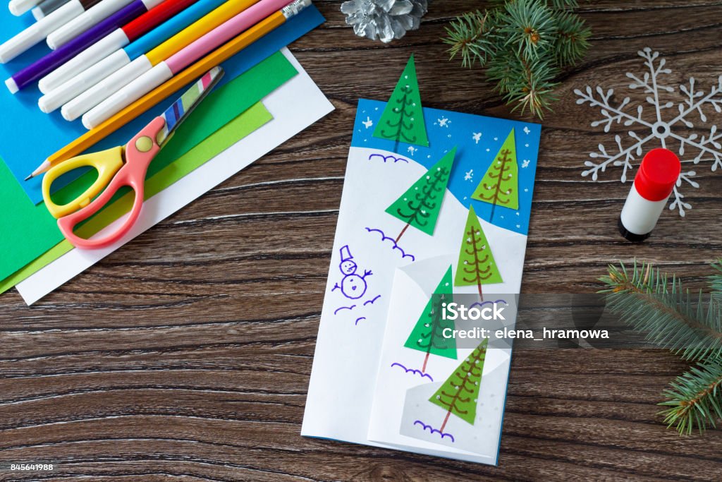 Foto de A Criança Faz Um Cartão De Natal Feita Com As Próprias Mãos Projeto  Arte Do Crianças Para Crianças Artesanato Para Crianças e mais fotos de  stock de Aluno - iStock
