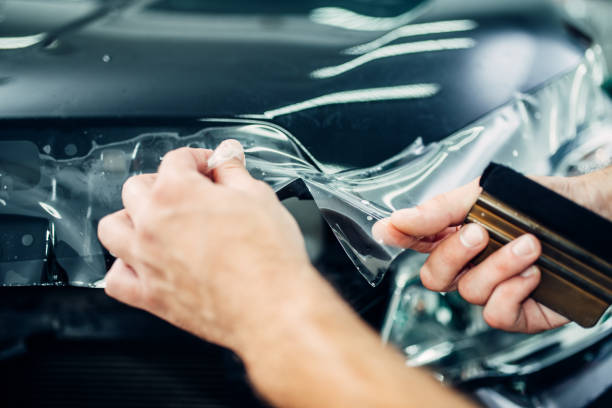 istock Specialist install car paint protection film 845642154