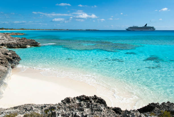 visita isla del caribe - cruise ship cruise beach tropical climate fotografías e imágenes de stock