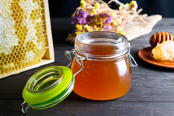 istock Honey in jar with honey dipper 845667114