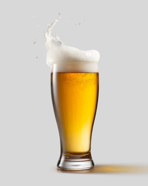 bicchiere gelido di birra leggera con schiuma - selezione sportiva foto e immagini stock
