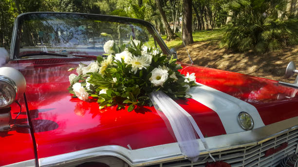 istock Wedding Bouquet On Vintage Car 845696334