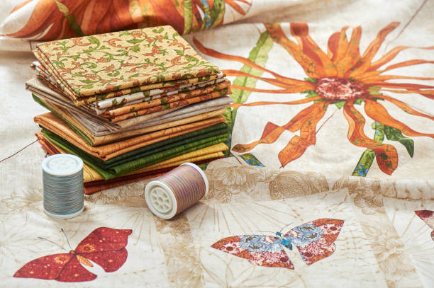 montón de piezas acolchados a tejidos pone en tela con flores y mariposa imágenes - patch textile stack heap fotografías e imágenes de stock