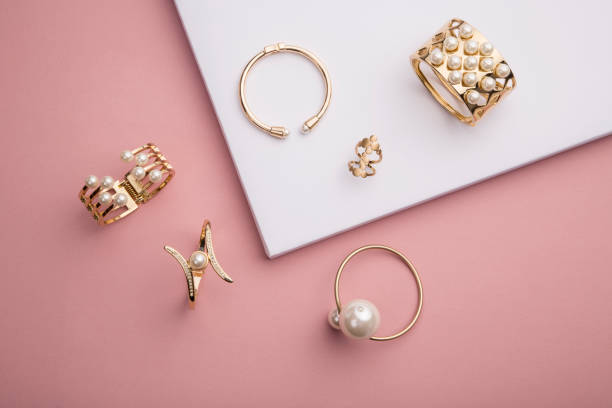 진주 황금 팔찌와 반지에 분홍색과 흰색 배경 - pearl ring jewelry white 뉴스 사진 이미지