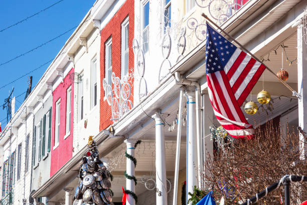 рождественские украшения в районе хэмпден - балтимор, md - glasgow street name sign scotland city street стоковые фото и изображения