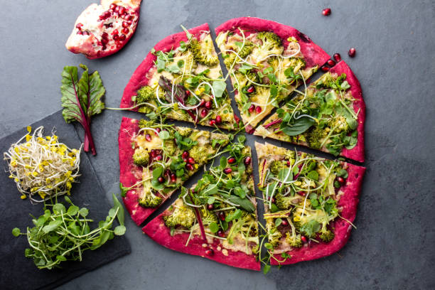 pizza de masa rosa de remolacha con verduras, queso y dulce hojas y brotes sobre fondo gris pizarra. vista superior - beet green fotografías e imágenes de stock