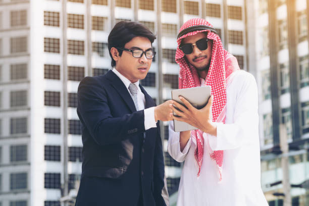 arab man and business man discussion - chinese ethnicity latin american and hispanic ethnicity multi ethnic group business person imagens e fotografias de stock