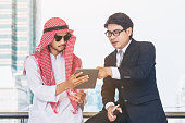 arabische-mann-und-business-mann-diskussion.jpg?b=1&s=170x170&k=20&c=t6haOT-t0xJAjvbra_WEJ5oM5IrpgmrzPPKH71xfZ1c=