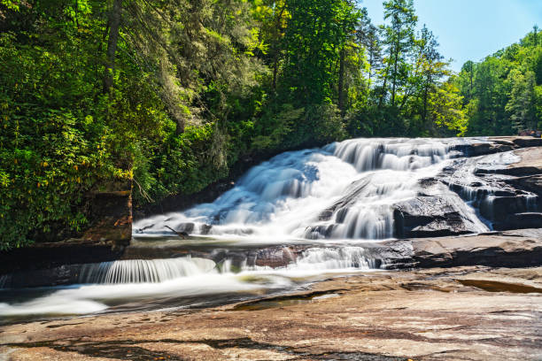 водопады в лесу штата дюпон в северной каролине - triple falls стоковые фото и изображения