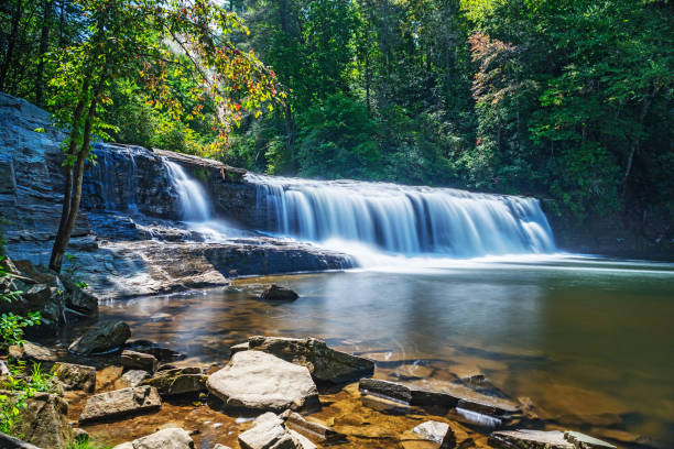 водопады в лесу штата дюпон в северной каролине - triple falls стоковые фото и изображения