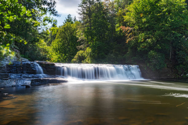 водопады в лесу штата дюпон в северной каролине - triple falls стоковые фото и изображения