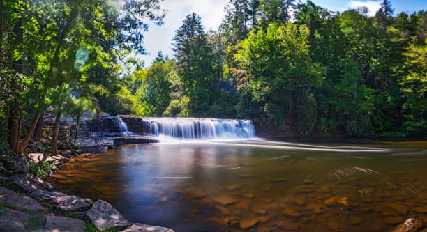 waterfalls in dupont state forest north carolina - triple falls fotos imagens e fotografias de stock