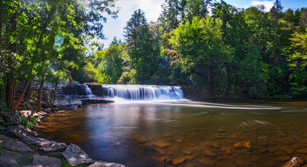 водопады в лесу штата дюпон в северной каролине - triple falls стоковые фото и изображения