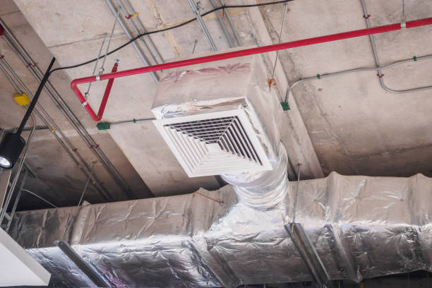 istock Ceiling air duct in large shopping mall 845751870