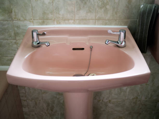 pia-de-rosa retrô na casa de banho verde. - sink bathroom pedestal tile - fotografias e filmes do acervo