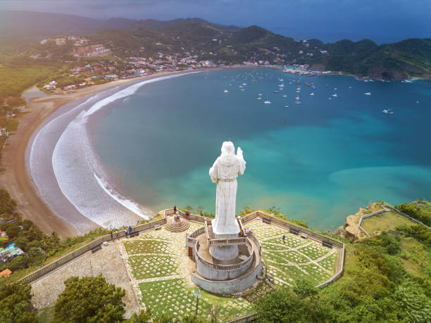 istock Tourist tour for jesus christ statue 845761008