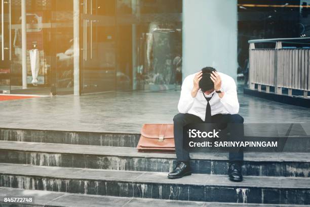 Paro Cansado O Estresado Hombre De Negocios Sentado En El Pasillo Después Del Trabajo Concepto De Empresario Stressed Foto de stock y más banco de imágenes de Desempleo