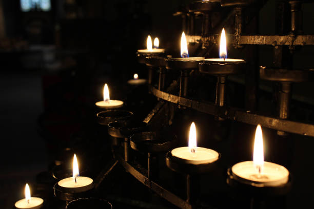 candele di preghiera - church altar indoors dark foto e immagini stock