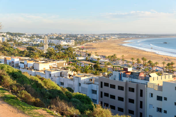 widok na plażę w mieście agadir, maroko - agadir zdjęcia i obrazy z banku zdjęć