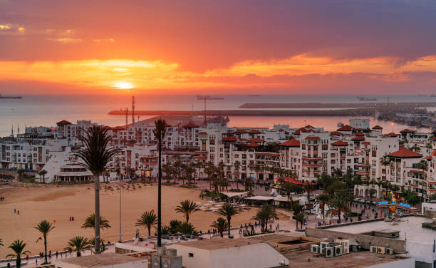 marina in agadir stadt bei sonnenuntergang, marokko - scenics building exterior tourist resort orange stock-fotos und bilder