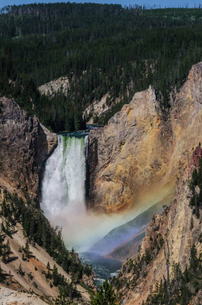 cascate inferiori della yellowstone - flowing rock national park waterfall foto e immagini stock