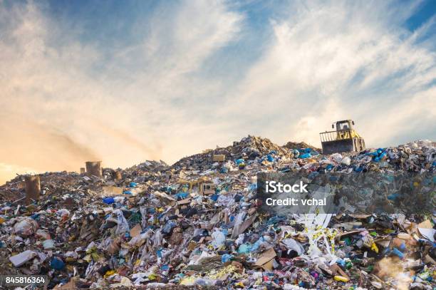 Müllhaufen In Mülldeponien Oder Mülldeponien Verschmutzungskonzept Stockfoto und mehr Bilder von Müll