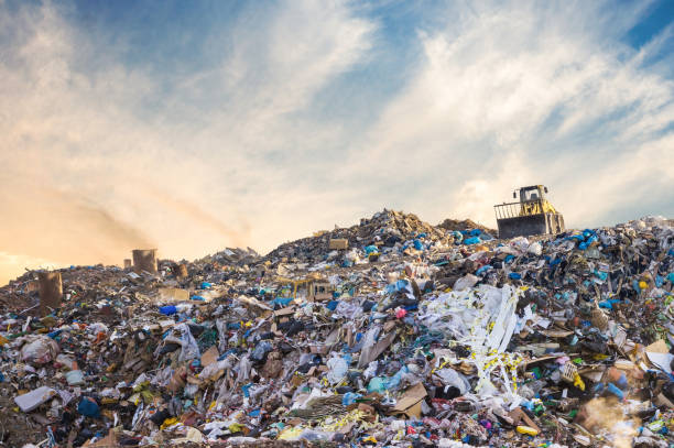 ゴミ捨て場や埋め立て地のゴミの山。汚染概念。 - pollution ストックフォトと画像