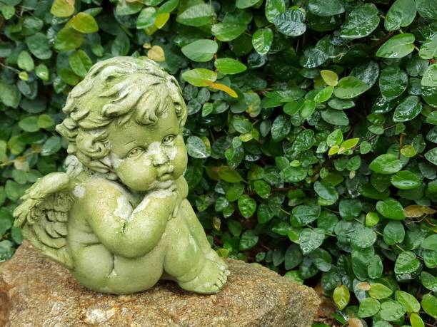 천사 또는 시멘트 정원에서 돌에 앉아에 의해 큐 - angel praying statue human knee 뉴스 사진 이미지