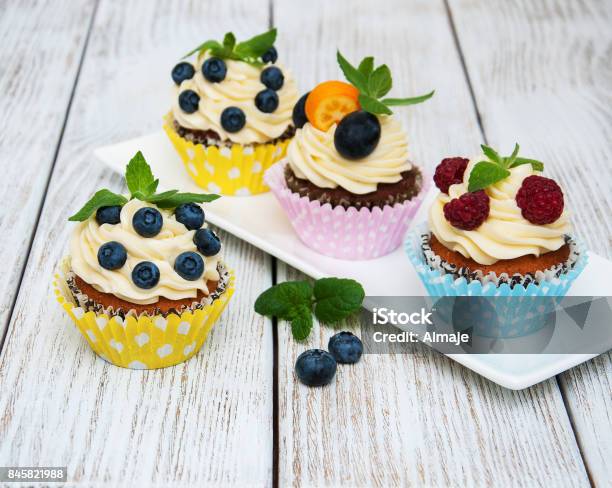 Cupcakes Mit Frischen Beeren Stockfoto und mehr Bilder von Amerikanische Heidelbeere - Amerikanische Heidelbeere, Beere - Pflanzenbestandteile, Blume