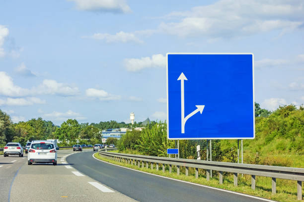 autobahn mit leeren schild - opportunity road sign highway stock-fotos und bilder