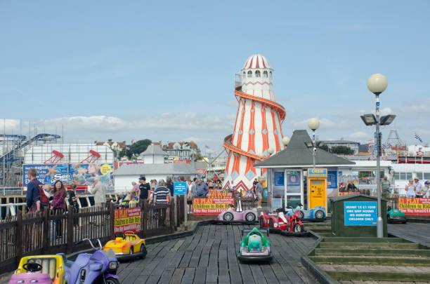 jetée de vacances clacton avec helter skelter - skelter photos et images de collection