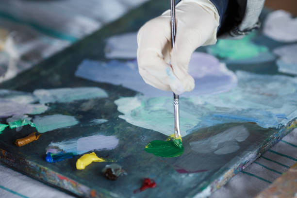 istock Artist mixes oil paints on pallet 845840048