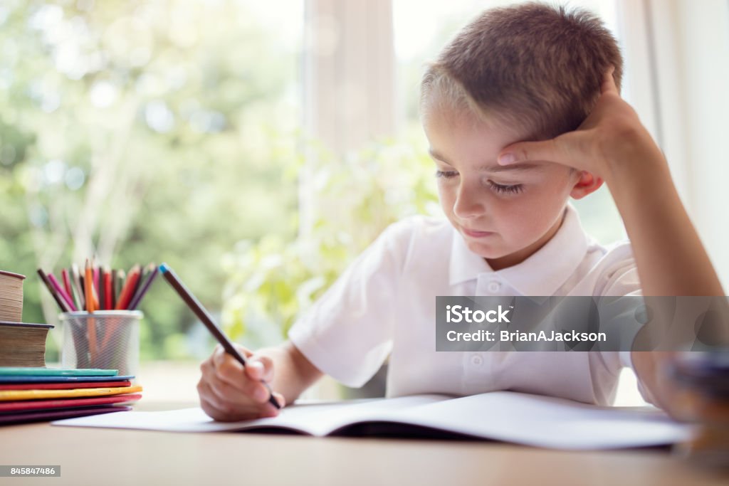 Niño haciendo su trabajo escolar o tarea - Foto de stock de Niño libre de derechos