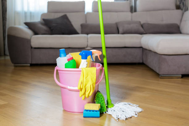 istock Plastic bucket with cleaning product at home 845847666
